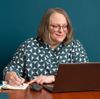 Ulla Främke arbeitet am Laptop